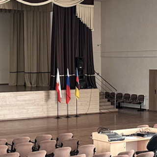 Решение для постановочного освещения среднего зала